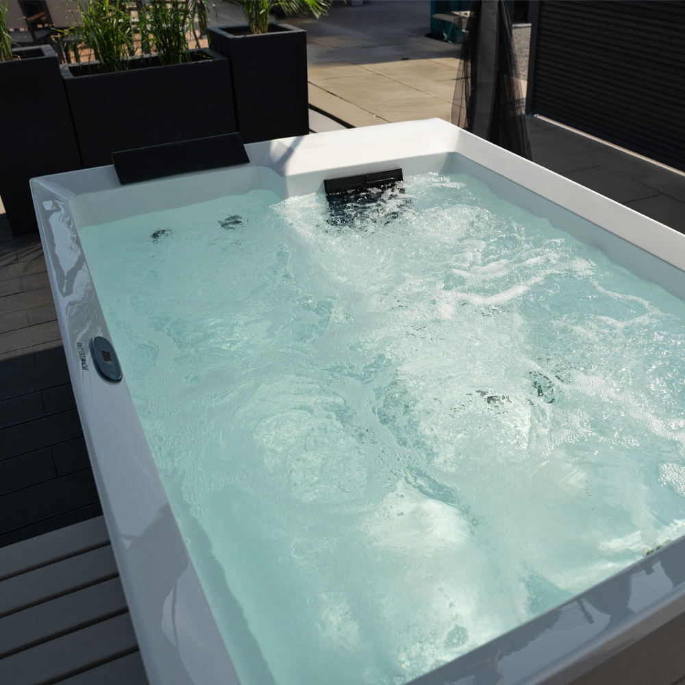 Outdoor Whirlpool NIMBUS DELUXE mit Treppe und Thermoabdeckung - 190 x 140 cm für 2 Personen