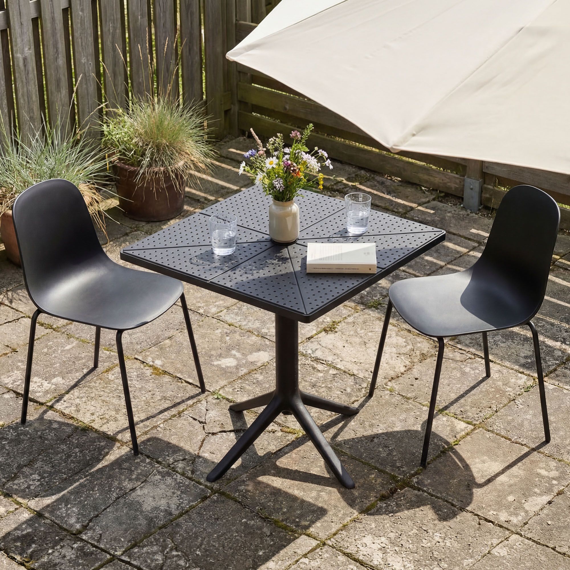 Gartenmöbel-Set Nerra mit 2 Stühlen, schwarz