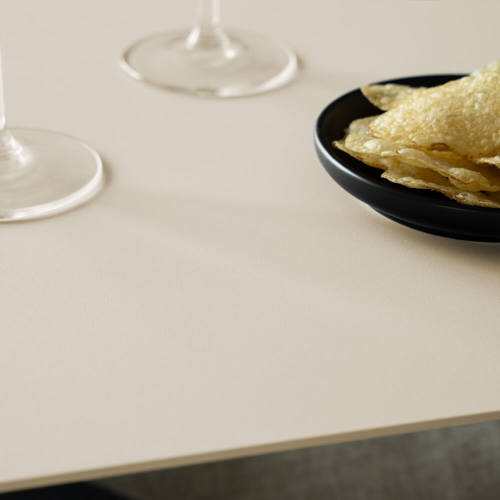 Beistelltisch aus Metall ZIMA - 58 x 38 cm Creme Made in Germany